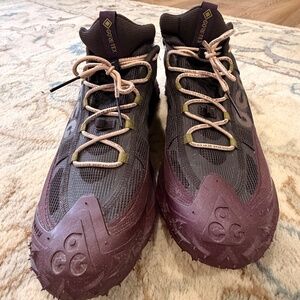 NIKE ACG Hiking shoes. Like New without box or tags